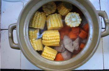 胡萝卜玉米骨头汤的做法步骤3