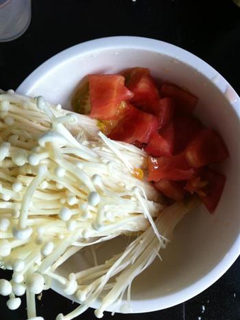 番茄金针菇汤的做法步骤1