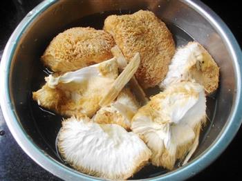 黄芪猴头菇鸡汤的做法步骤2