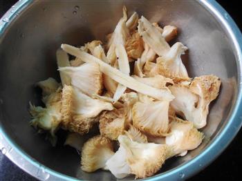 黄芪猴头菇鸡汤的做法步骤3