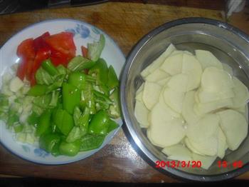 双椒土豆片的做法步骤2