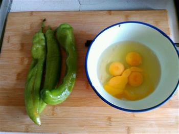 尖椒炒鸡蛋的做法步骤1
