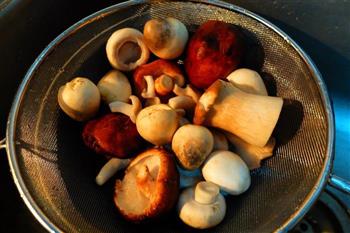 腊香菌菇汤的做法步骤1