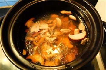 腊香菌菇汤的做法步骤3