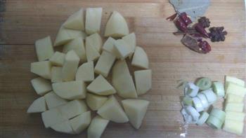 蜜汁土豆排骨的做法步骤2