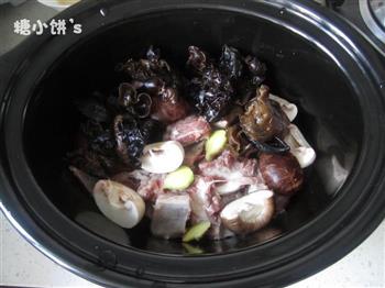 菌菇排骨汤的做法步骤4