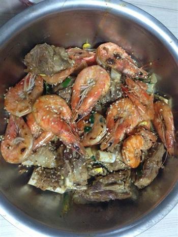干锅排骨虾的做法步骤4