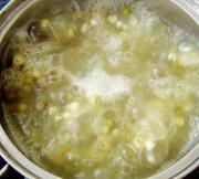 薏米百合绿豆粥的做法图解3