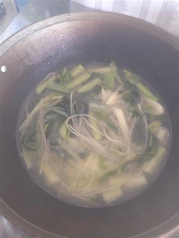白菜萝卜土豆粉条汤的做法步骤2