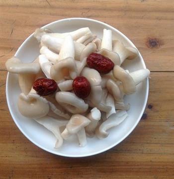 家常菜-红枣平菇排骨汤的做法图解1