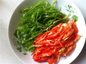 青椒炒河虾的做法步骤1