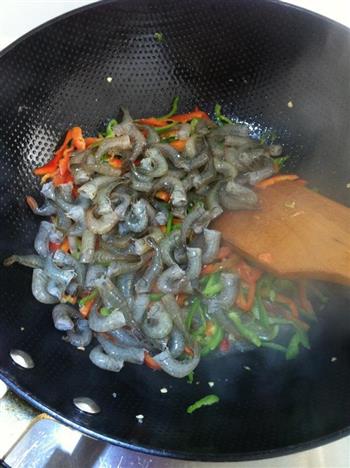 青椒炒河虾的做法步骤4
