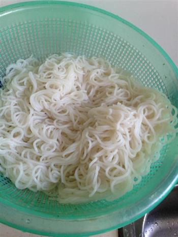 简单好吃的榨菜肉丝米粉的做法步骤1