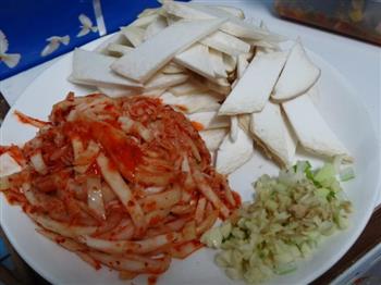 五花肉炒韩国泡菜配杏鲍菇的做法步骤2