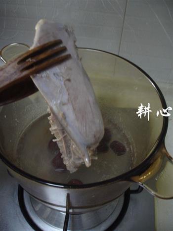 海参麻鸭汤的做法图解2