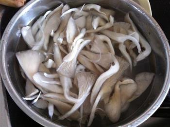 蘑菇炒肉片的做法图解2