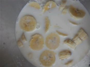 好喝的香蕉牛奶的做法步骤2