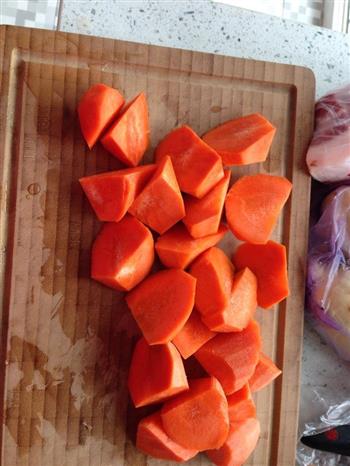 胡萝卜玉米番茄排骨汤的做法图解4