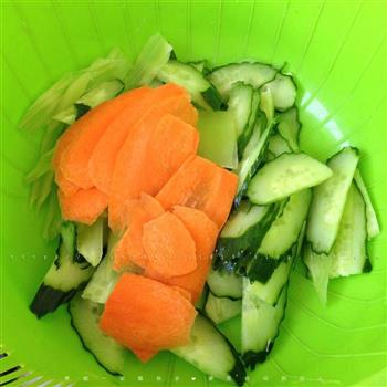 黄瓜炒肉片的做法步骤2