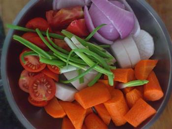 蔬菜牛尾汤的做法步骤2
