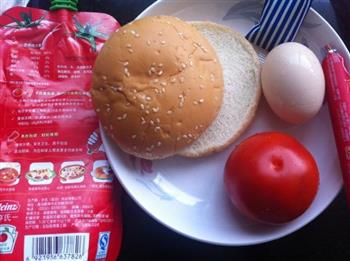 煎蛋西红柿火腿肠汉堡包的做法图解1