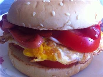煎蛋西红柿火腿肠汉堡包的做法步骤2