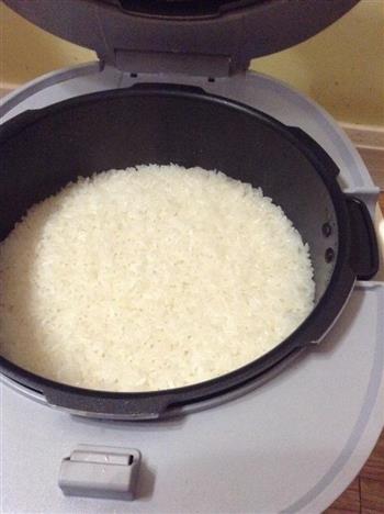 香菇海米酱油糯米饭的做法步骤1