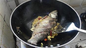 家常红烧鱼的做法步骤6