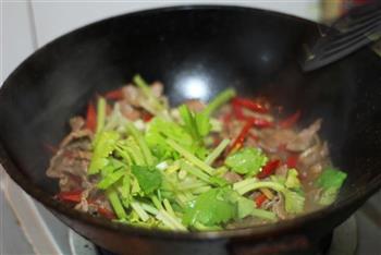 小炒黄牛肉芹菜的做法步骤6