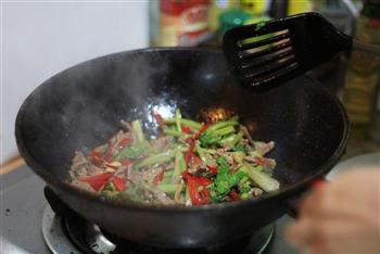 小炒黄牛肉芹菜的做法步骤7