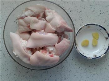 红烧猪手  十  鲜菇汤的做法步骤1