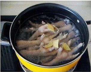 红枣花生鸡脚汤的做法图解2