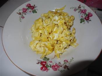 鸡蛋炒蒜黄木耳的做法图解4