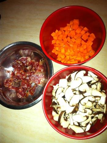 冬菇红萝卜腊肠焖饭的做法图解3