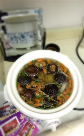 萝卜花菇排骨汤的做法图解1