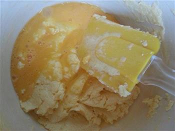 椰蓉蔓越梅玛芬蛋糕的做法步骤3