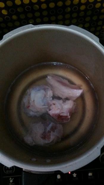 补血莲藕排骨汤的做法步骤1