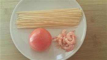 番茄甜虾拌面的做法步骤1