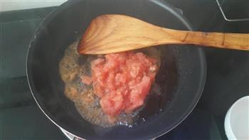 番茄甜虾拌面的做法步骤3