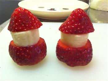 圣诞气氛草莓圣诞老人的做法步骤2