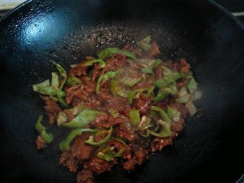 青椒炒牛肉的做法步骤4