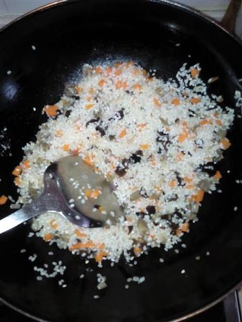 胡萝卜木耳香肠焖饭的做法步骤4
