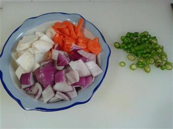 鸡腿菇洋葱胡萝卜青椒炒肉片的做法步骤2