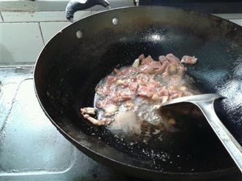 鸡腿菇洋葱胡萝卜青椒炒肉片的做法步骤4