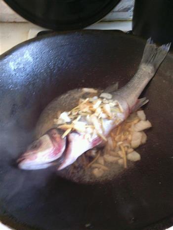 家常版的红烧鲈鱼的做法步骤2