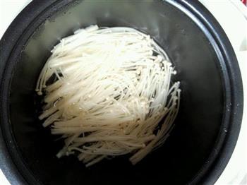河粉炒金针菇的做法步骤2