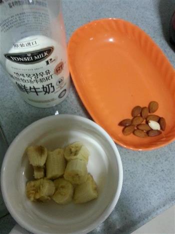杏仁香蕉牛奶汁的做法步骤1