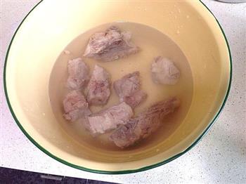 莲藕猪骨汤的做法步骤2