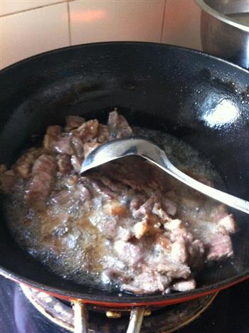 酸菜牛肉炒米粉的做法步骤3