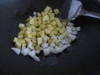 土豆腊肠煲仔饭的做法步骤5